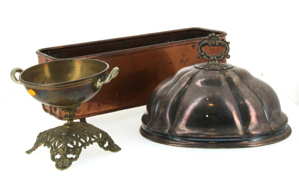 Jardinière en cuivre, L 44 cm : une cloc