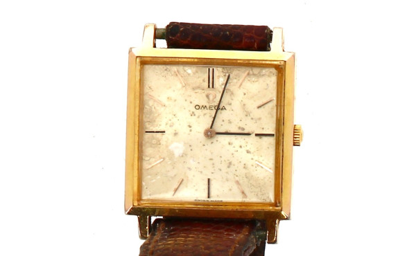 OMEGA - Montre boitier carré plaqué or 