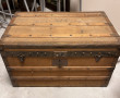 Malle ancienne en bois, toile et ferrure