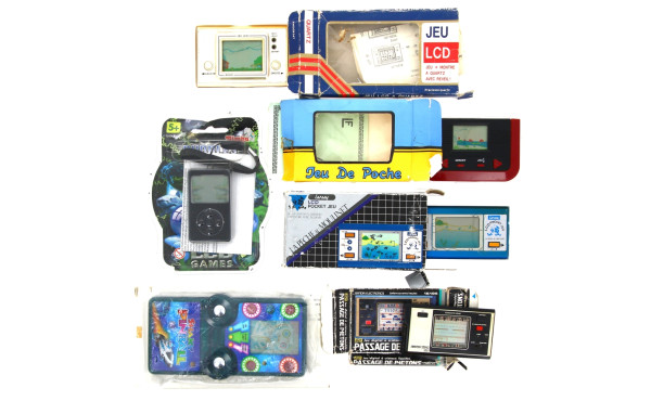 Lot de 6 petits jeux électroniques des a