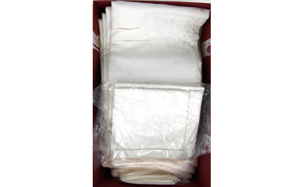 Lot de linge dont couvre-lit blanc, drap