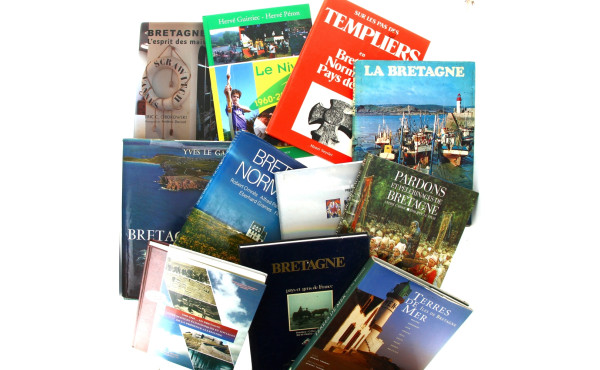 BRETAGNE - Carton de livres modernes div