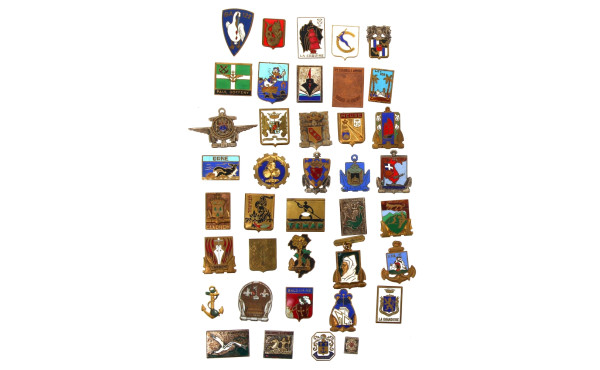 38 insignes de la Marine la plupart sans