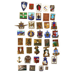 38 insignes de la Marine la plupart sans