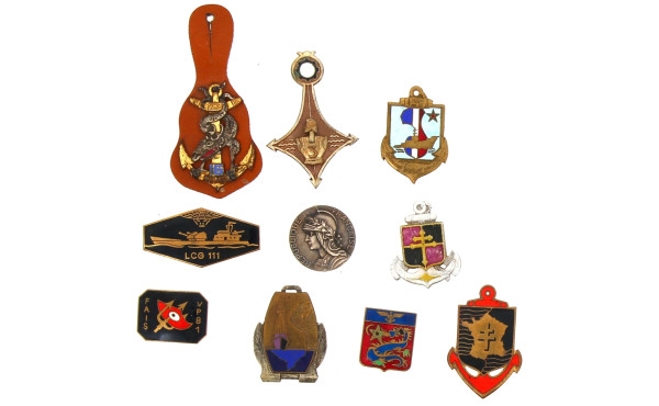 10 insignes divers colonies dont Indochi