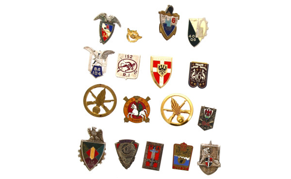 17 insignes de l'armée francaises tous c