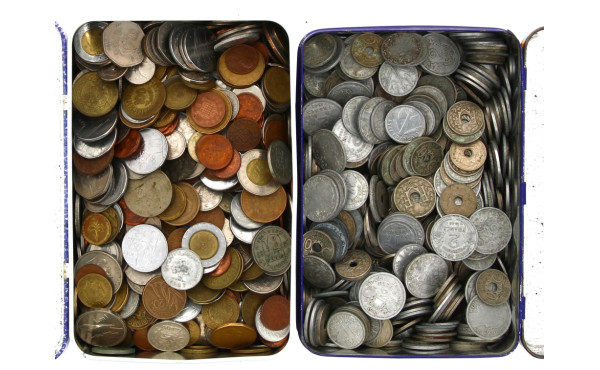 2 boites métalliques bien garnie de monn