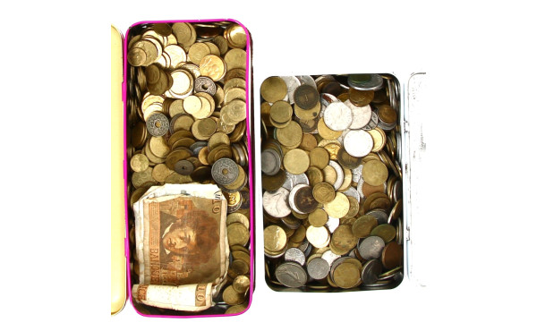 2 boites métalliques bien garnie de monn