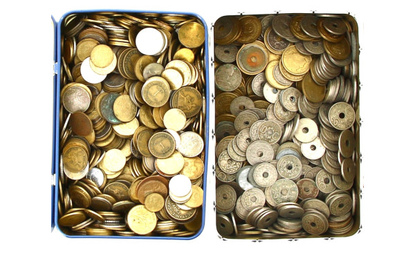 2 boites métalliques bien garnie de monn