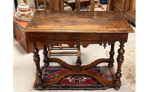 Table ancienne de style Louis XIII, ouvr