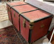 Grande malle ancienne noir et brun-rouge