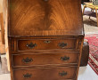 Petit bureau de pente en placage d'acajo