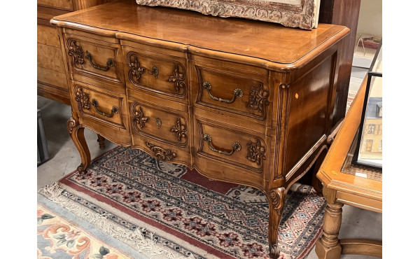 Commode en bois naturel dans le style du