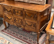 Commode en bois naturel dans le style du