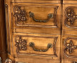 Commode en bois naturel dans le style du