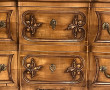 Commode en bois naturel dans le style du