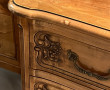 Commode en bois naturel dans le style du