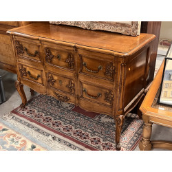Commode en bois naturel dans le style du