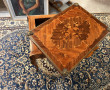 Table à jeux en marqueterie à décor flor