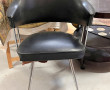 Fauteuil des années 50 en skaï noir clou