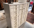 Meuble de rangement en métal et casiers 