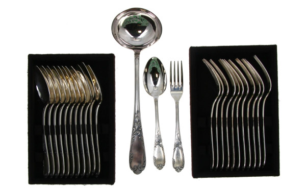 Ménagère en métal argenté à décor rocail