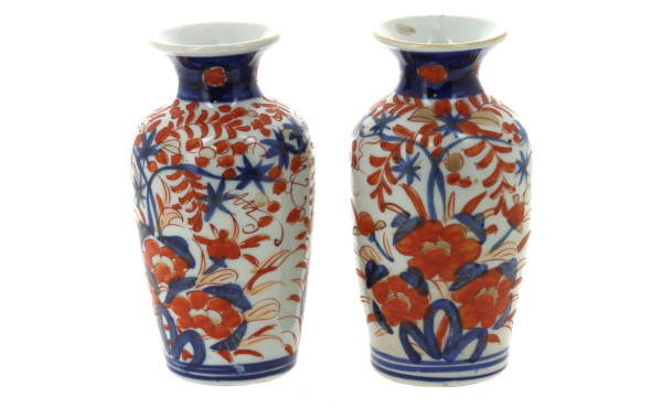 Paire de petits vases en porcelaine Iram