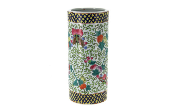 CHINE - Vase rouleau en porcelaine à ric