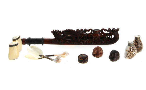 Pipe en bois sculpté à décor de dragons,