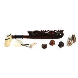 Pipe en bois sculpté à décor de dragons,