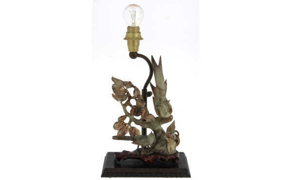 Pied de lampe avec sujet en néphrite "Oi