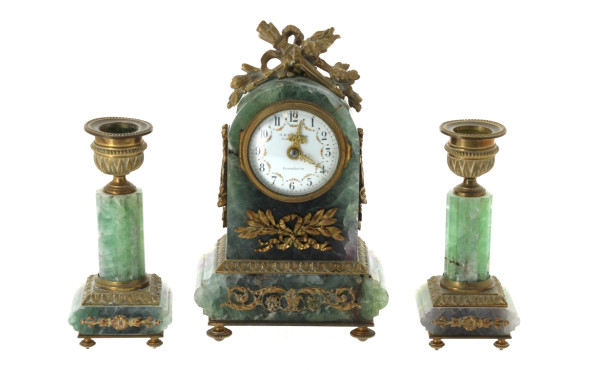 Petite garniture de style Louis XVI en o