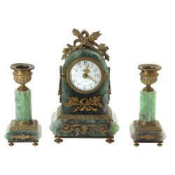 Petite garniture de style Louis XVI en o