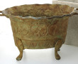 Jardinière en métal repoussé, reposant s