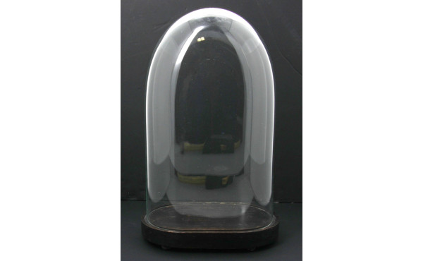 Globe en verre reposant sur une base en 