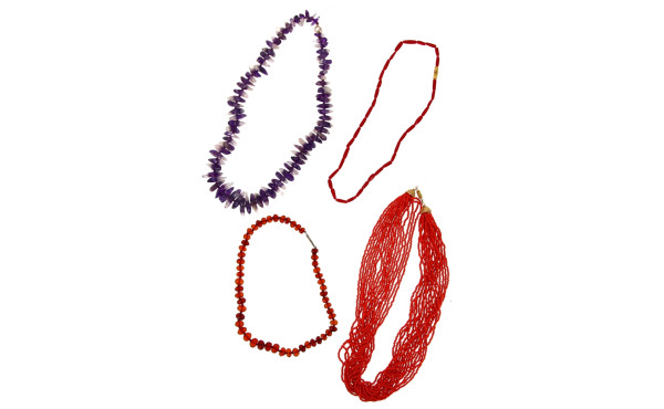 Lot de 4 colliers dont un en ambre et un