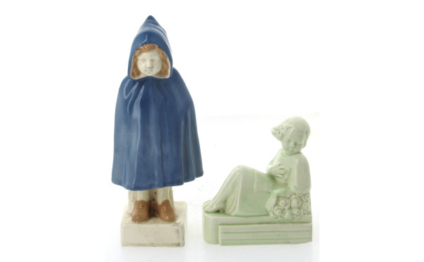 "Fillette en cape bleue", sujet en faïen