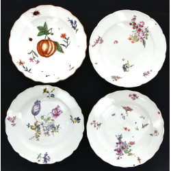4 assiettes en porcelaine à bords contou