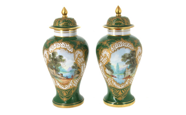 Paire de potiches couvertes en porcelain