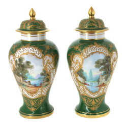 Paire de potiches couvertes en porcelain