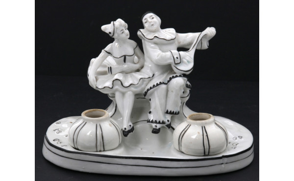 Encrier vers 1920 en porcelaine blanche 