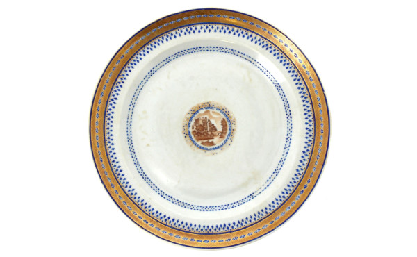 Assiette en porcelaine XVIIIème à décor 
