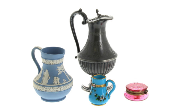 WEDGWOOD - Crémier en biscuit bleu et bl