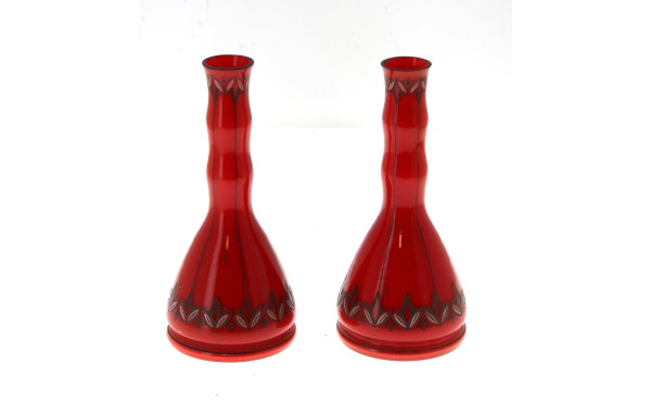 Paire de petits vases en verre rouge déc