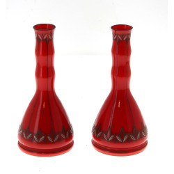 Paire de petits vases en verre rouge déc