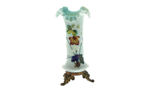 Vase en verre opalin à col mouvementé à 
