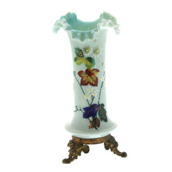 Vase en verre opalin à col mouvementé à 