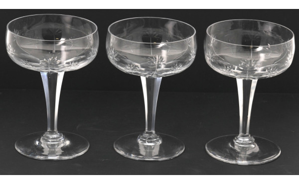 7 coupes à champagne en cristal taillé à
