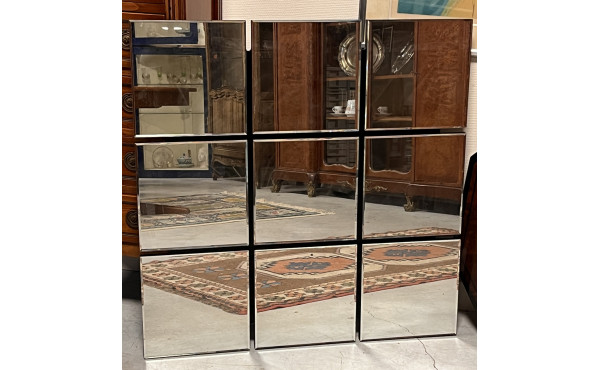 Miroir moderne composé d'un quadrillage 