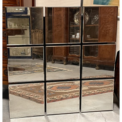 Miroir moderne composé d'un quadrillage 
